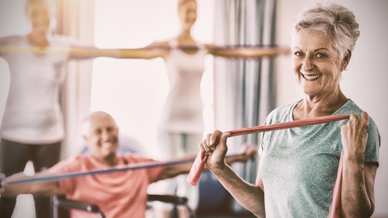 Allenamento nella terza età: esercizi di resistenza con le fasce elastiche